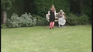 La lesbienne regarder film x gratuit chaude Keana Moire se fait bouffer la chatte et la caresser