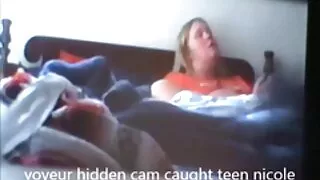 Un mec assoiffé mange sa chatte humide sur le siège arrière d'une voiture film x gratuit en streaming