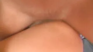 Des étudiantes plantureuses en jupes courtes font un film pornographique amateur trio incroyable sur le canapé