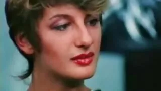 Alektra Blue, salope brune en chaleur, prend film pornographique tu kif un mec et le baise férocement