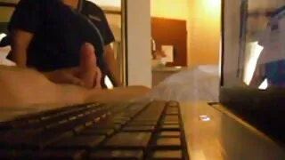 Filles blanches juteuses et chaudes dans amateur film x la piscine mangeant des palourdes