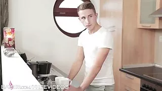 La sensationnelle blonde Brooklyn Bailey chevauche film porno gratuit 100 la bite dans le magasin de bonbons