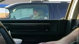 Une blonde aux regarder film x gratuit gros seins lèche des couilles et fournit une bite avec une branlette