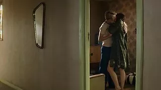 Chaude pleine d'émotions blonde salope aux seins énormes se fait regarder film x streaming baiser en levrette