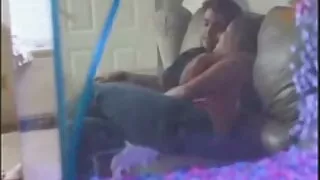 Un couple indien joue à film x gratuit des jeux cochons devant la caméra