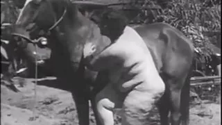 Le branleur asiatique obscène Manami Komukai porno gratuit retro prend une douche et plaît à sa chatte