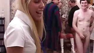 Une chienne amateur ordinaire film porno amateur laide se fait ramoner la chatte par derrière devant la caméra
