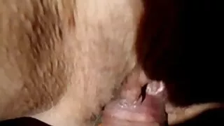 Une jolie brune avec des nattes suce follement tukif film pornographique une délicieuse sucette sur un canapé