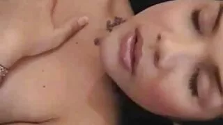 Des film pour adulte x bombes bootyful en bas noirs sexy participent à un trio