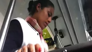 Une adolescente brune avec des nattes les films x arabe se fait enculer dans une pose de cowgirl inversée