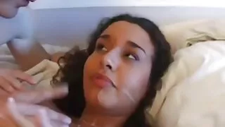 Des filles film porno complet gratuit francais gâtées avec des jambes sexy participent à un trio