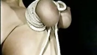 Deux étourdissants en costumes de latex film x gra se caressent