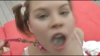 Hussy slut Momo Jyuna frotte le mec avec de l'huile et suce sa bite en sexe film x gorge profonde